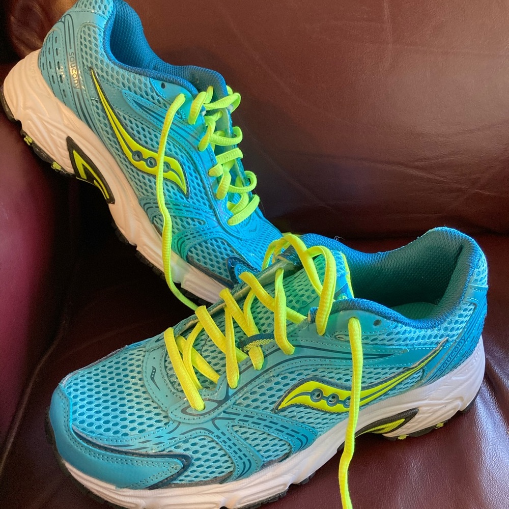 Size 8 Saucony Oasis tennis shoes